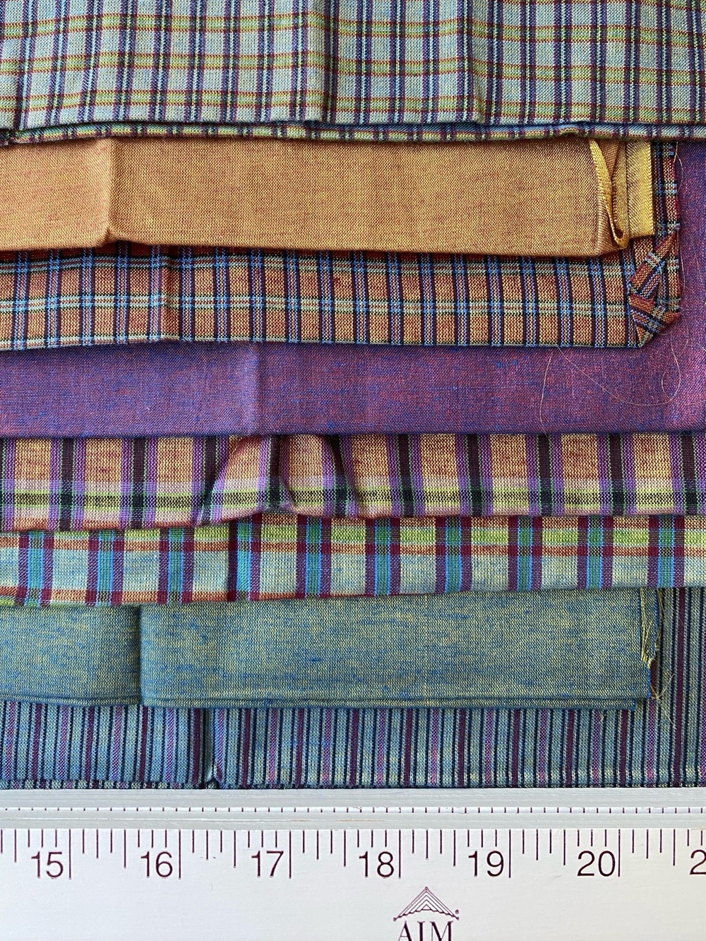 NWT (8) Fat Quarters: cotton with Metallic threads. Quilters and Crafters - Picture 4 of 7